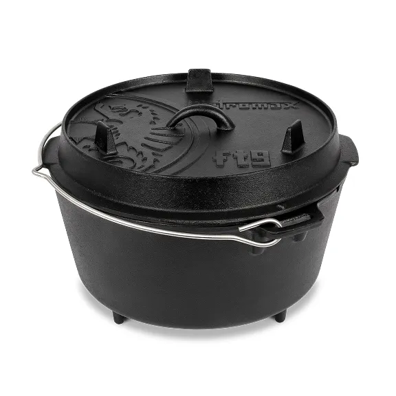 Schwarzer Petromax Feuertopf ft9 aus Gusseisen mit Henkel, Standfüßen und geprägtem Drachenlogo auf dem Deckel.